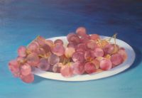 Uvas sobre fondo azul