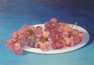 Uvas sobre fondo azul